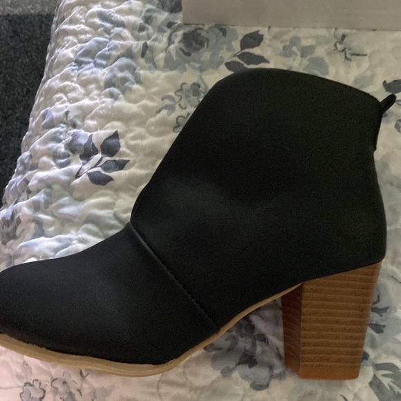 NIB black boots - Picture 2 of 6